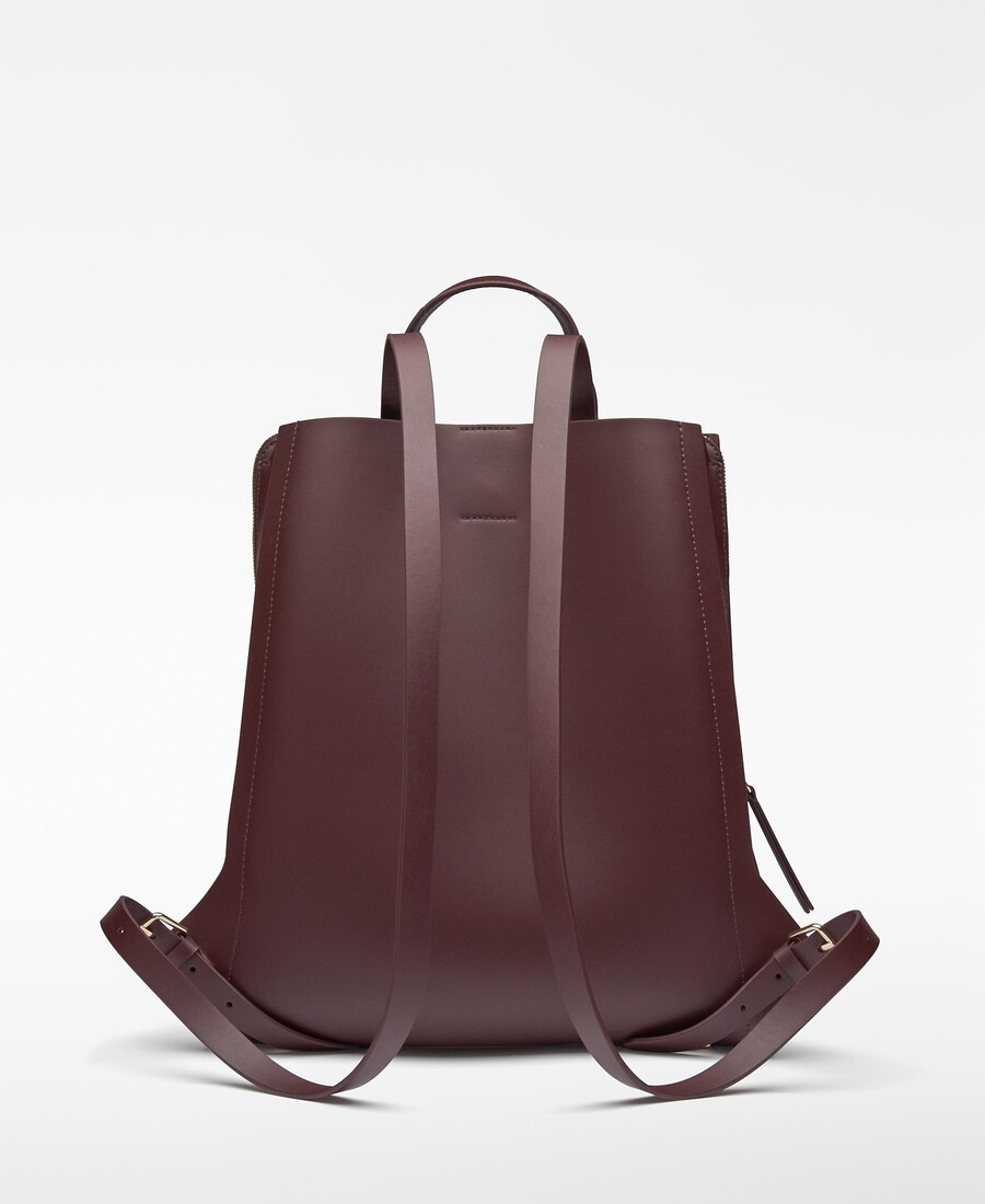 frau mit glimmerrucksack