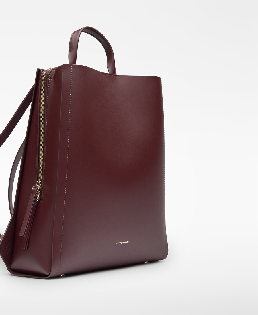 frau mit glimmerrucksack