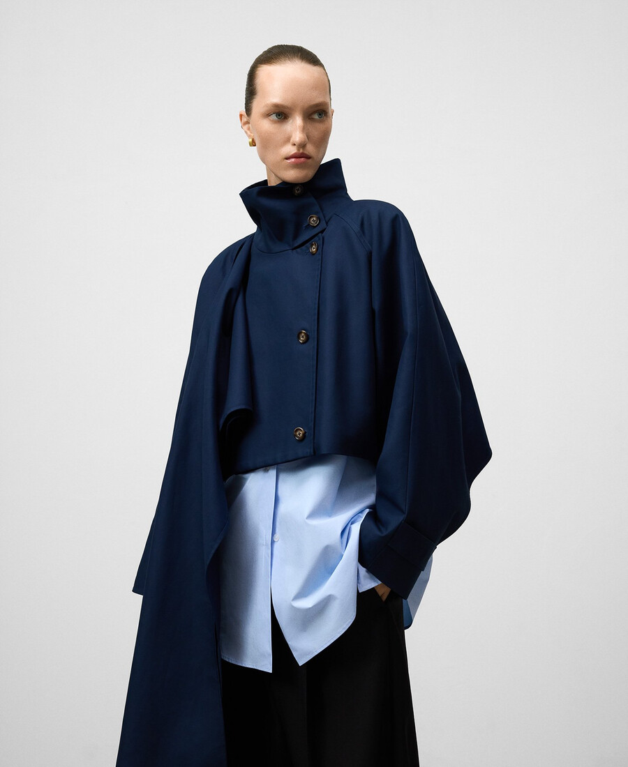 kurzer trenchcoat mit schal frau