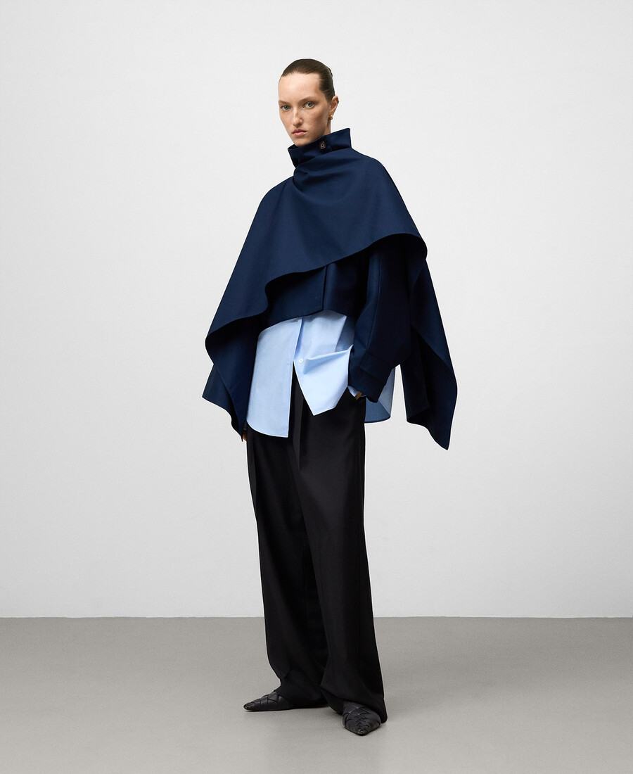 kurzer trenchcoat mit schal frau