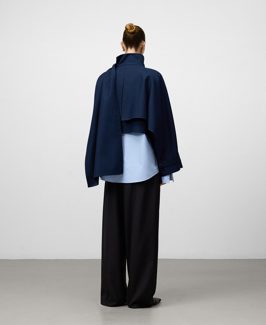 kurzer trenchcoat mit schal frau