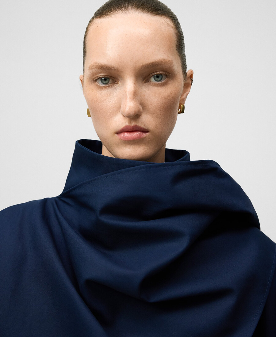 kurzer trenchcoat mit schal frau