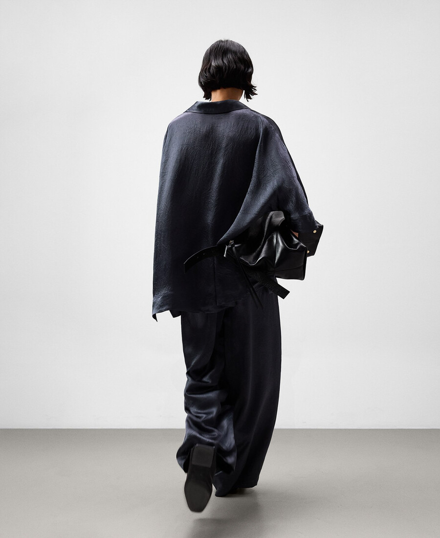 oversize-hemd aus crinkle-satin für damen