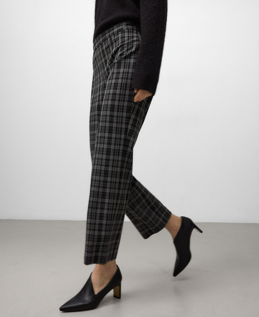schmal geschnittene karierte hose für damen