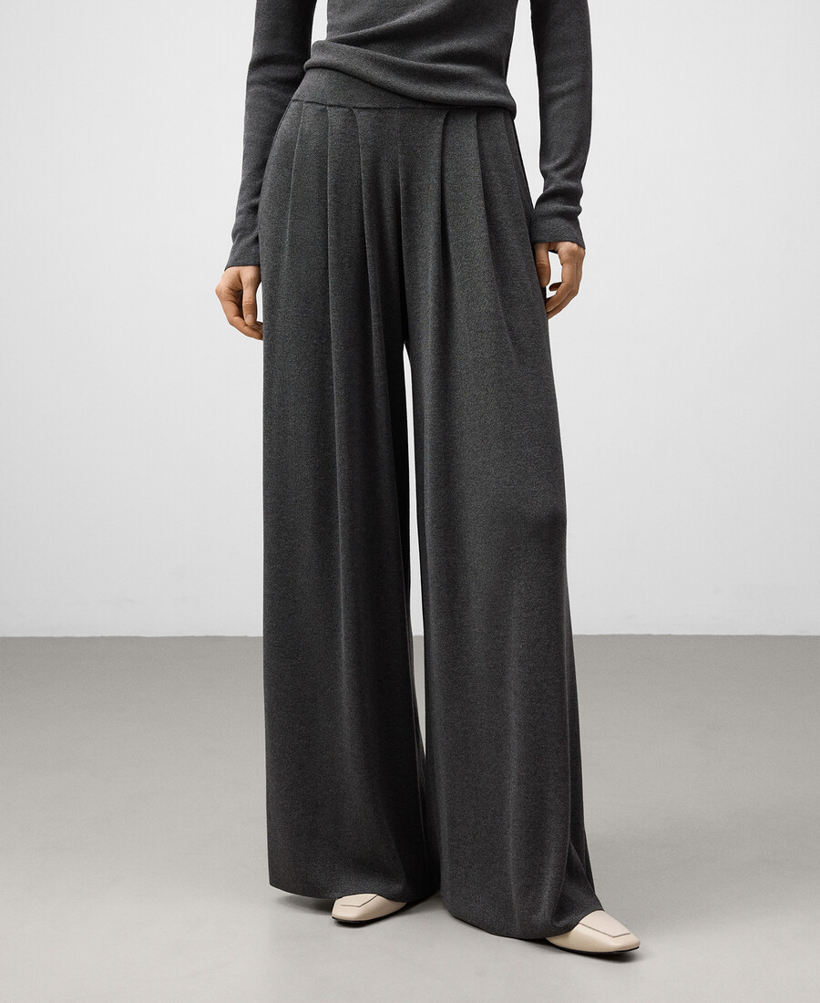 damenhose aus metallisch schimmerndem strick mit weitem bein