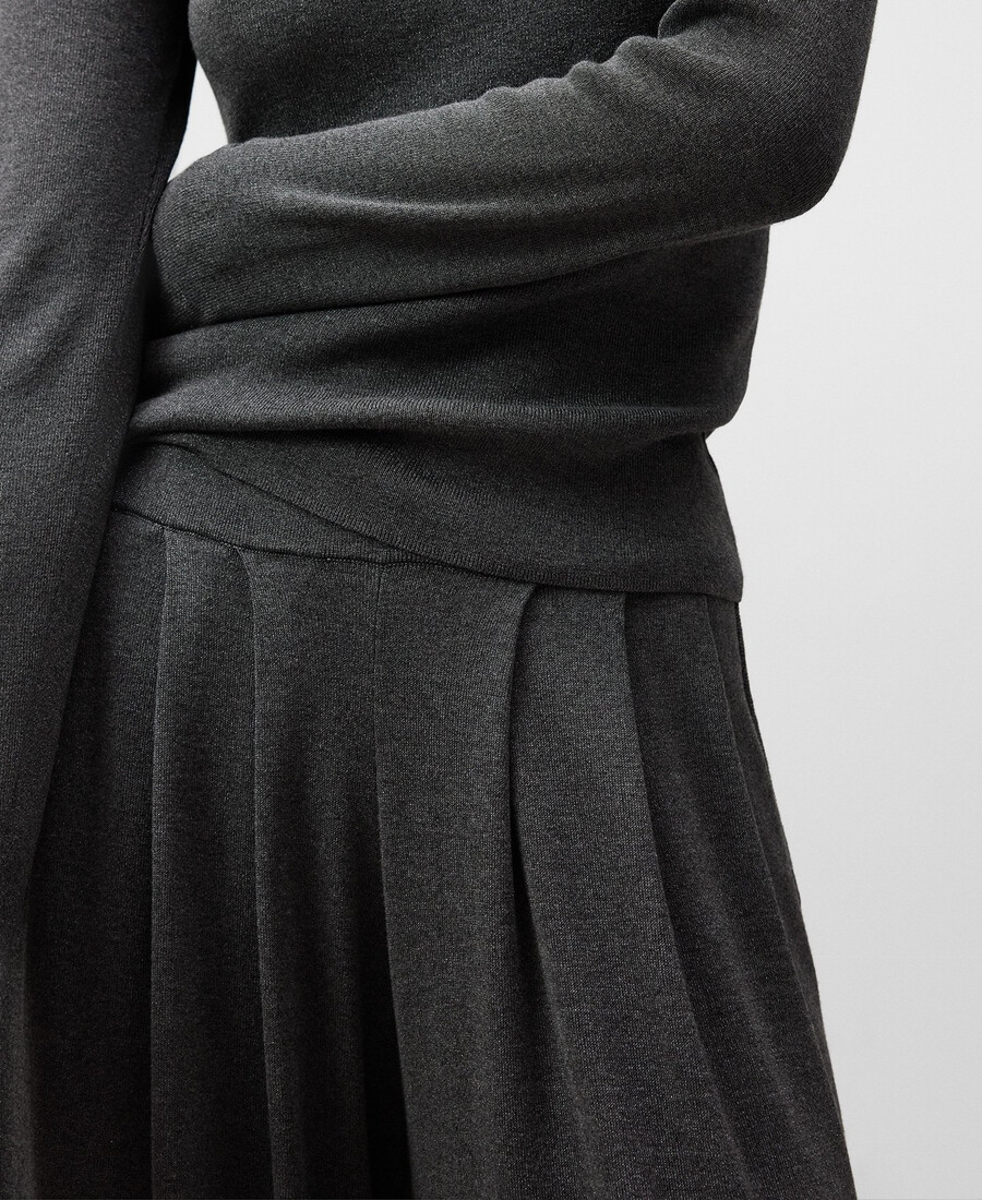 damenhose aus metallisch schimmerndem strick mit weitem bein