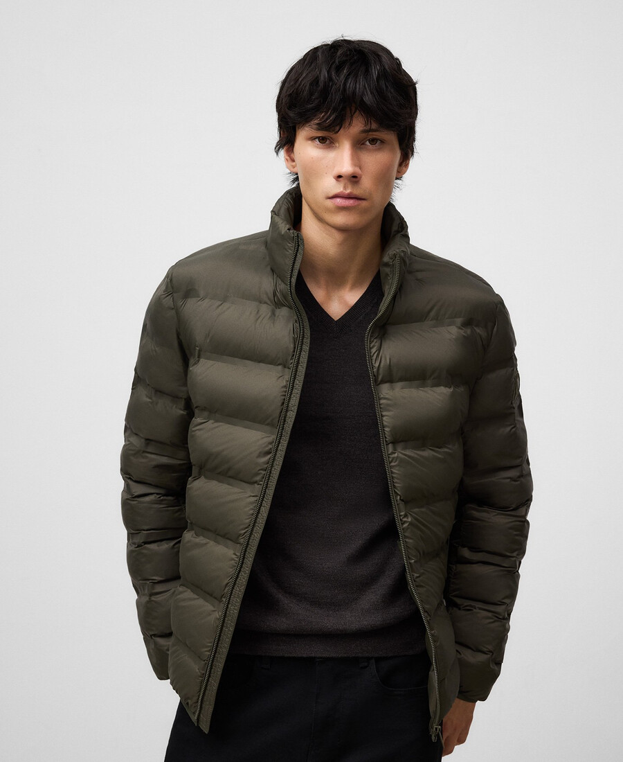 mann mit wattierter jacke