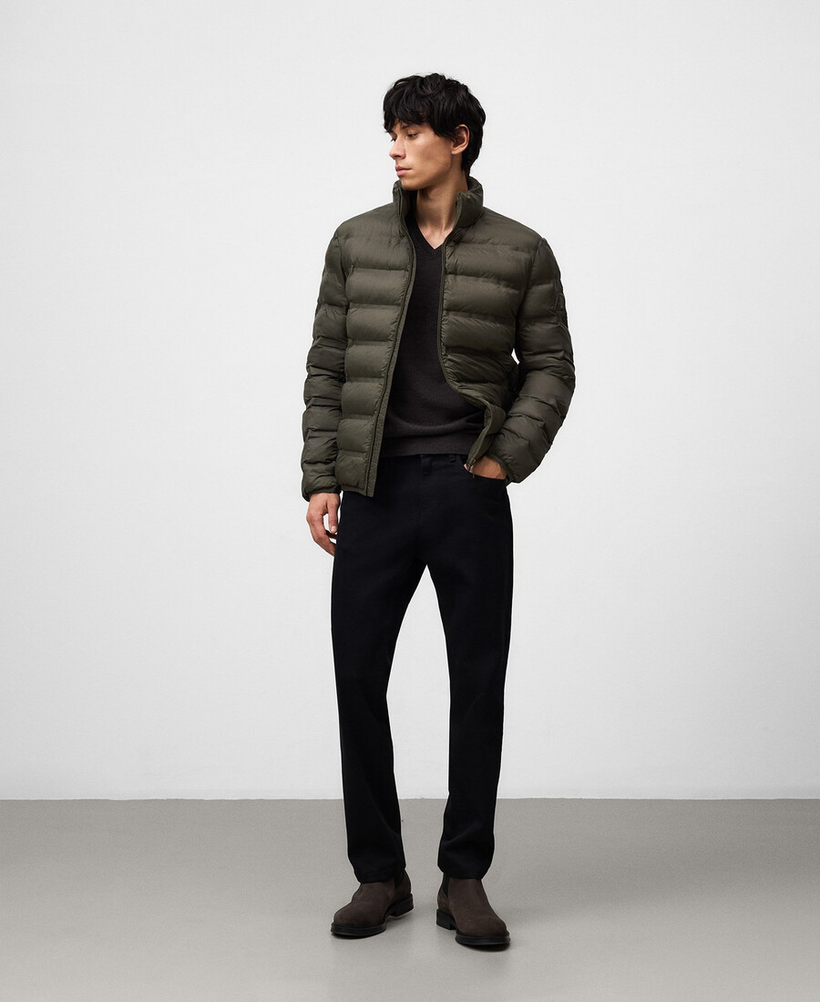 mann mit wattierter jacke