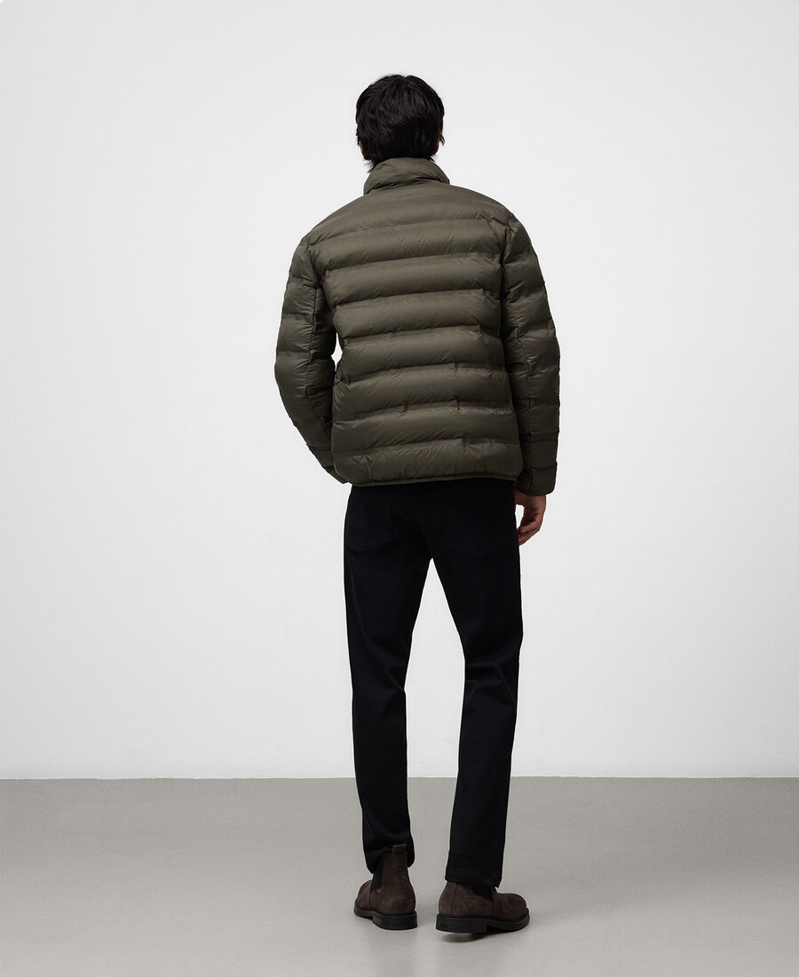 mann mit wattierter jacke