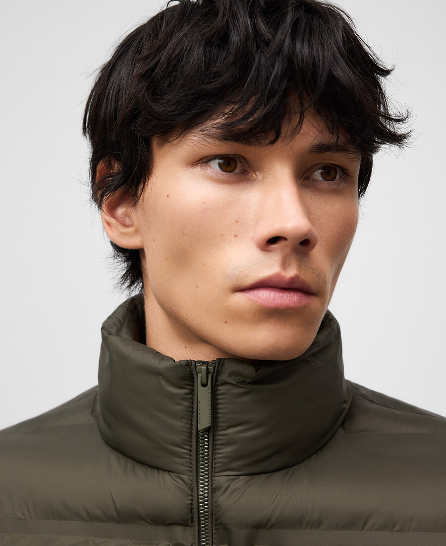 mann mit wattierter jacke