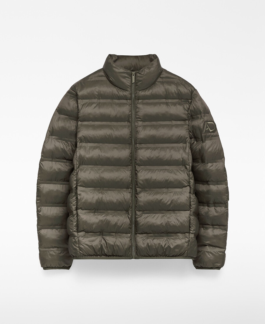 mann mit wattierter jacke
