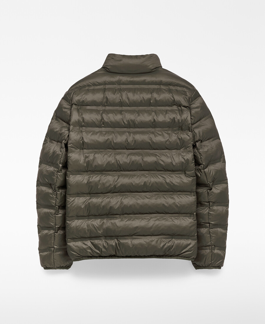 mann mit wattierter jacke