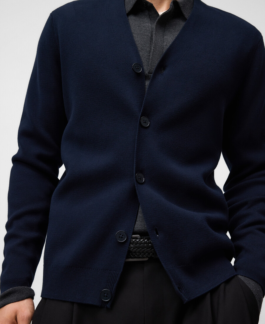 herren-strickjacke mit v-ausschnitt