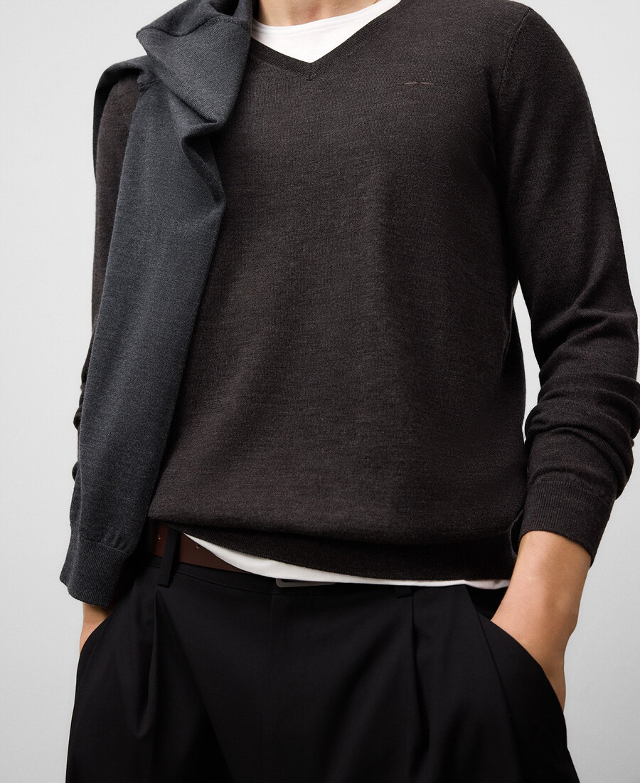 herrenpullover aus merinowolle mit v-ausschnitt