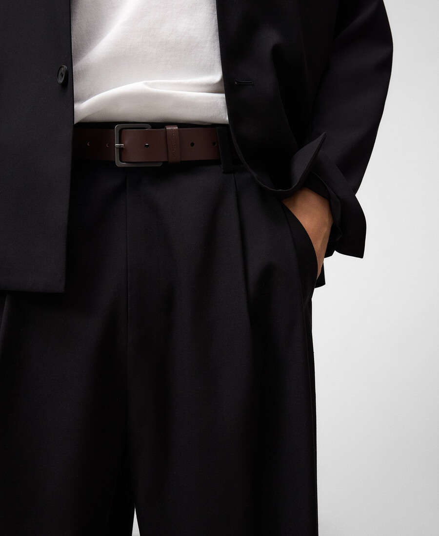 Übergroße herrenhose mit doppelten bundfalten